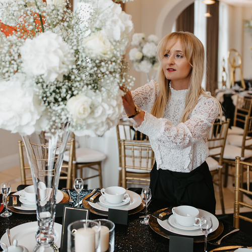 Wedding Planner dekorujący salę weselną