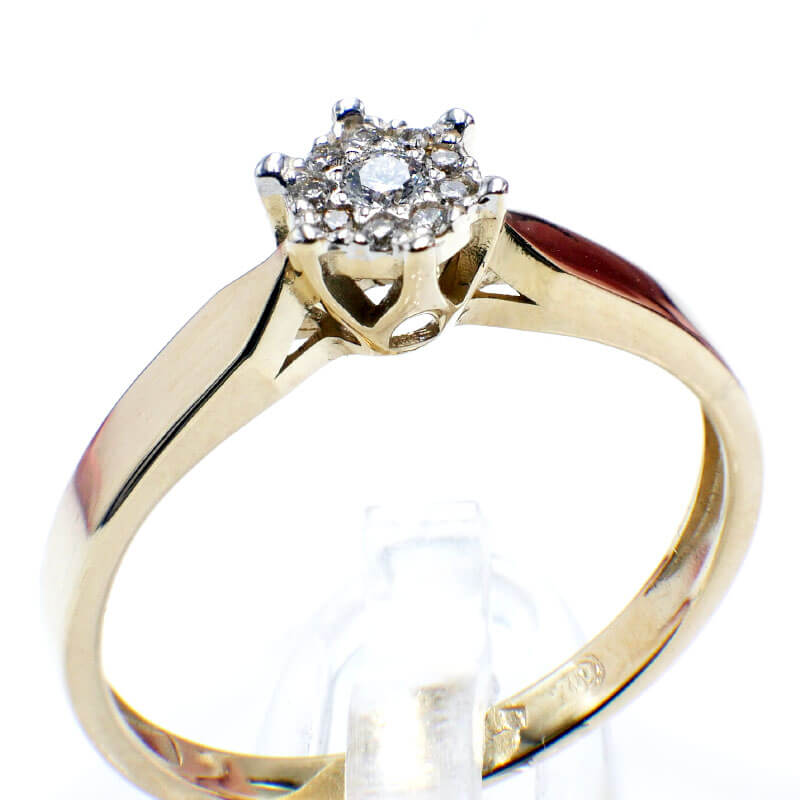 Klasyczny złoty pierścionek z brylantami. 