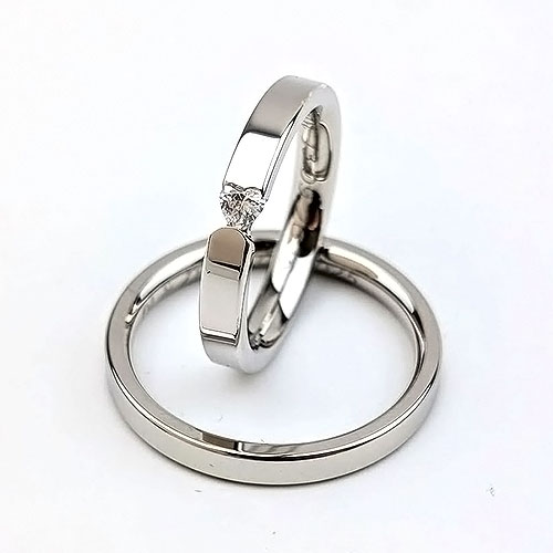 Obrączki ślubne z białego złota palladowego z brylantem – nowoczesny minimalizm