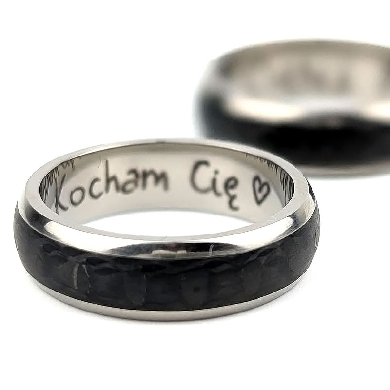 Obrączki z karbonu i tytanu z własnym grawerem – mocny styl na lata