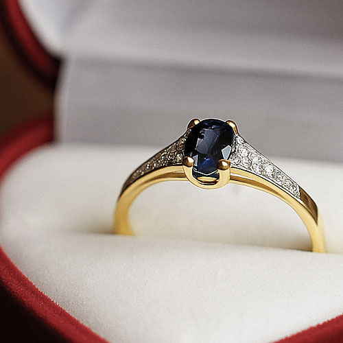 Jakub i pierścionek z szafirem, który skradł dwa serca – historia z naszego bydgoskiego salonu Cardano