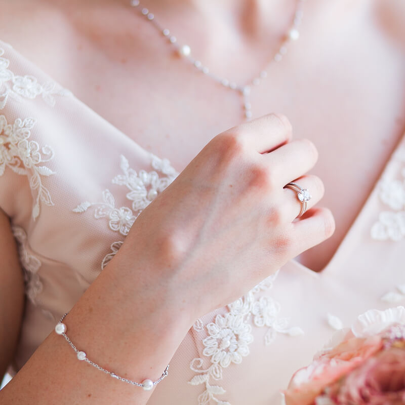Biżuteria ślubna dla panny młodej – jakie kolczyki, bransoletkę i naszyjnik wybrać do sukni?