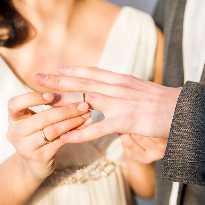 Obrączki dla osób z alergią – złoto, srebro i hypoalergiczne materiały