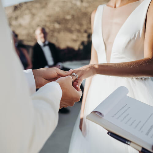 Mniej ślubów kościelnych. Czy obrączki znaczą dziś coś innego?