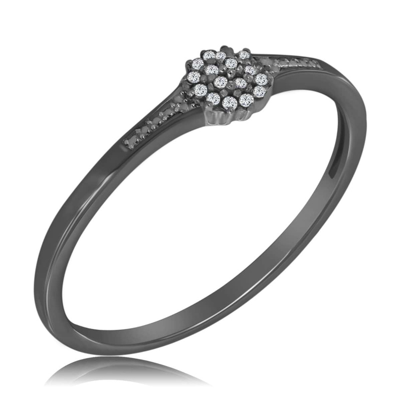Czarny pierścionek z diamentami 